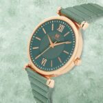 IIK COLLECTION Watches for Woman Round Dial | Analogue Quartz Movement Ladies Watch | Long Battery Life | Metal Bracelet Chain Type Strap | Double Lock Clasp Safety Girls (Green)  : Fashion - Image 4